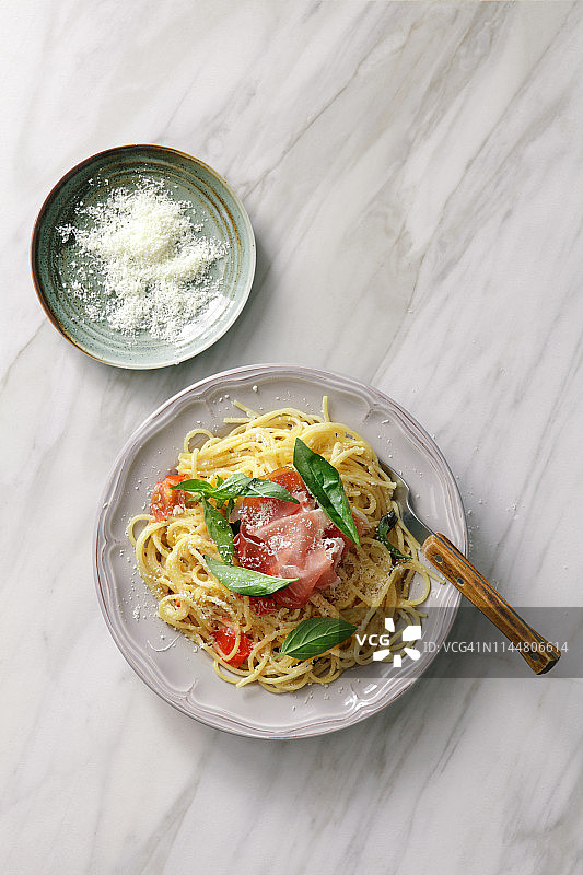 香草奶油酱意面配火腿和罗勒图片素材