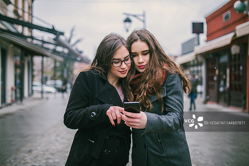 沿着城市街道行走图片素材