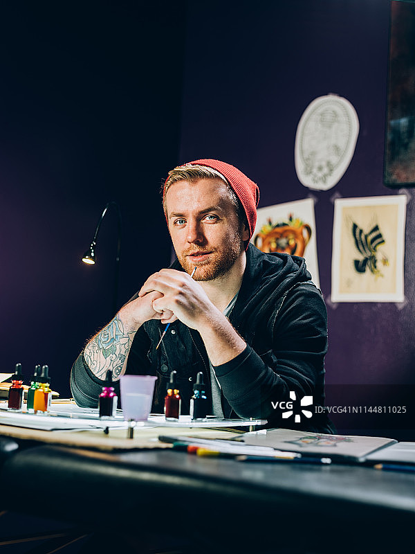 纹身师在工作室创作图片素材