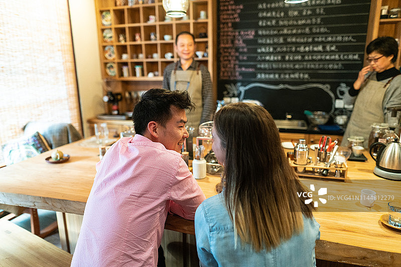 情侣在咖啡馆等待新鲜咖啡图片素材