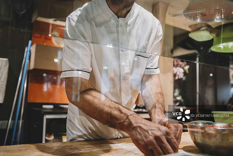 披萨厨师在餐厅准备披萨图片素材