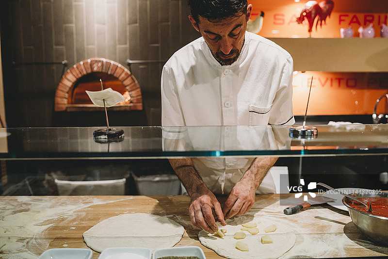 披萨厨师在餐厅准备披萨图片素材