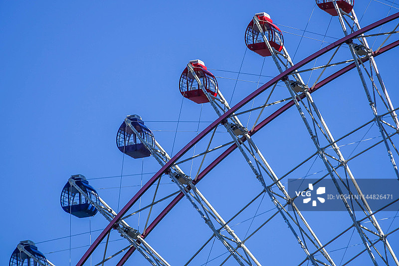 蓝色天空下的摩天轮图片素材