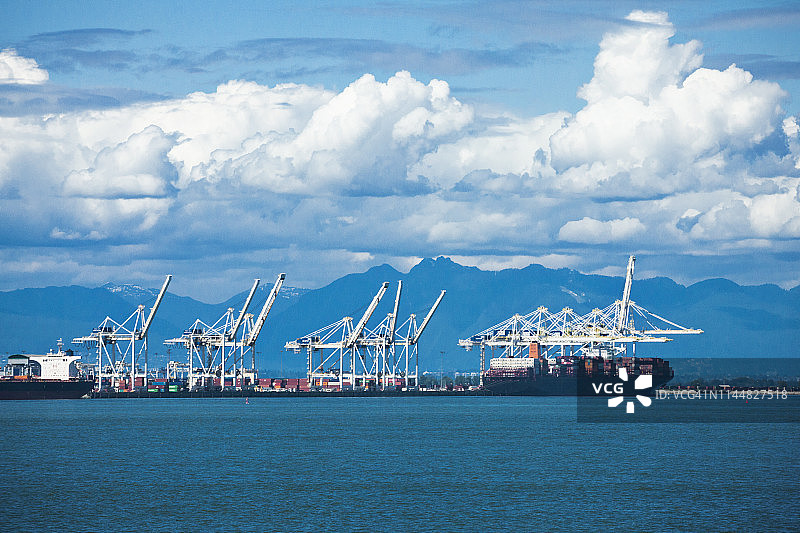 加拿大不列颠哥伦比亚省温哥华港的龙门起重机图片素材