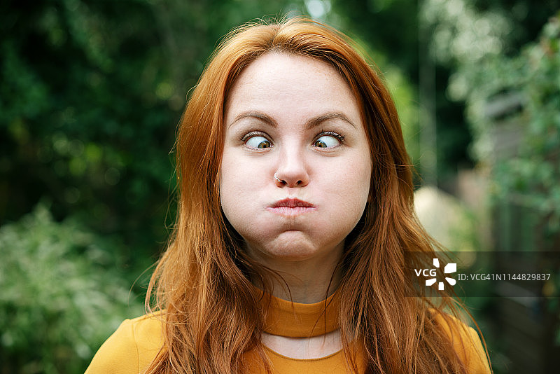 翻白眼做鬼脸的女人图片素材