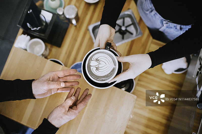 咖啡师在咖啡店使用意式咖啡机图片素材