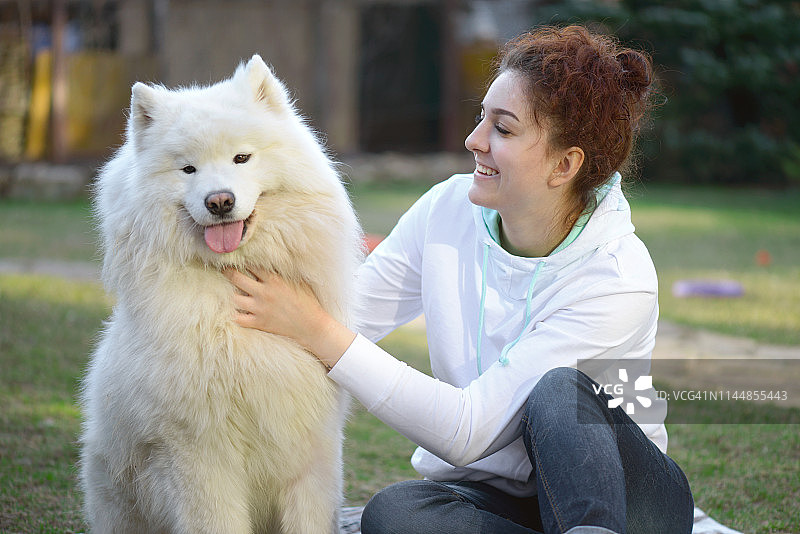 女人和萨摩耶犬（夏季）图片素材