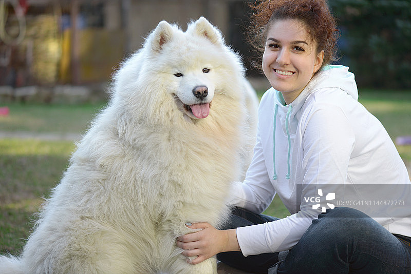 女人和萨摩耶犬（夏季）图片素材