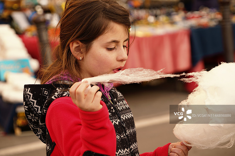 在意大利萨莱诺市中心，女孩吃棉花糖图片素材