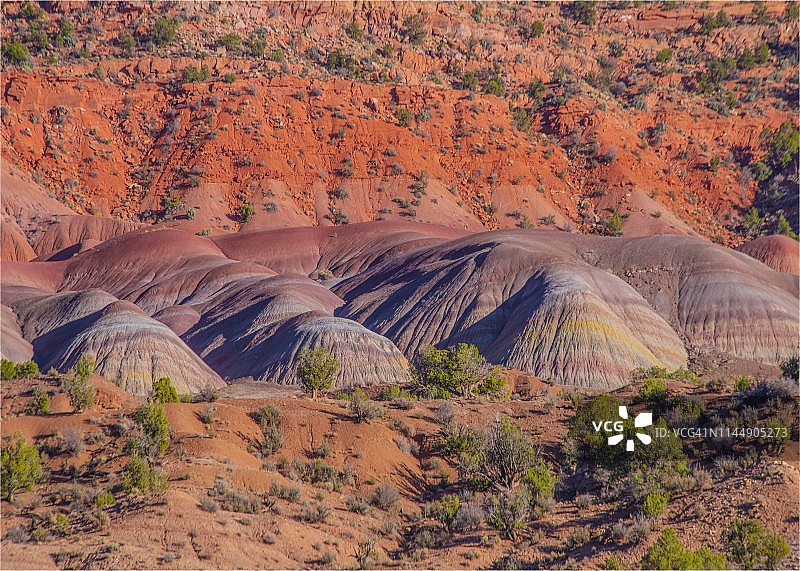 亚利桑那州帕里亚峡谷和朱红悬崖荒野地区的白色口袋蓝天图片素材