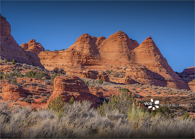 亚利桑那州帕里亚峡谷和朱红悬崖荒野地区的白色口袋蓝天图片素材