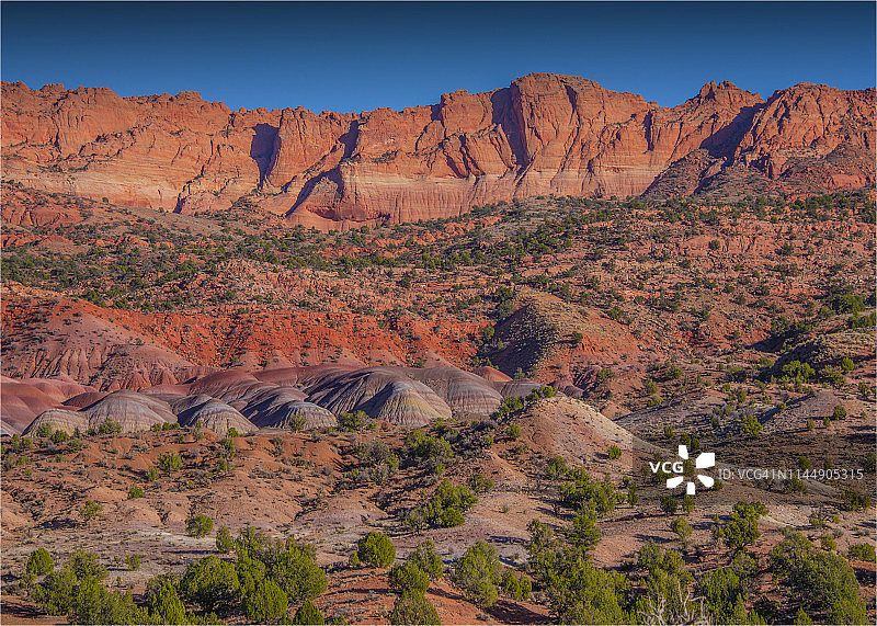 亚利桑那州帕里亚峡谷和朱红悬崖荒野地区的白色口袋蓝天图片素材