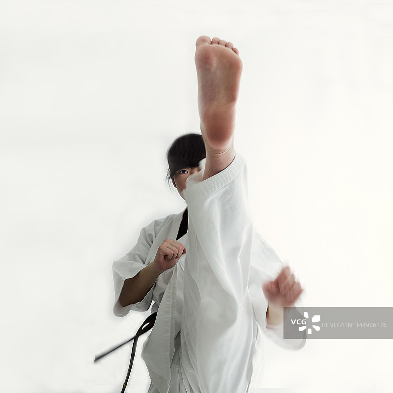 一个18岁的高中生在练习空手道图片素材