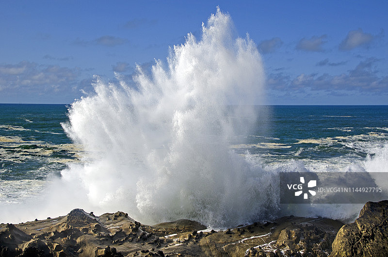 巨大的海浪撞击图片素材