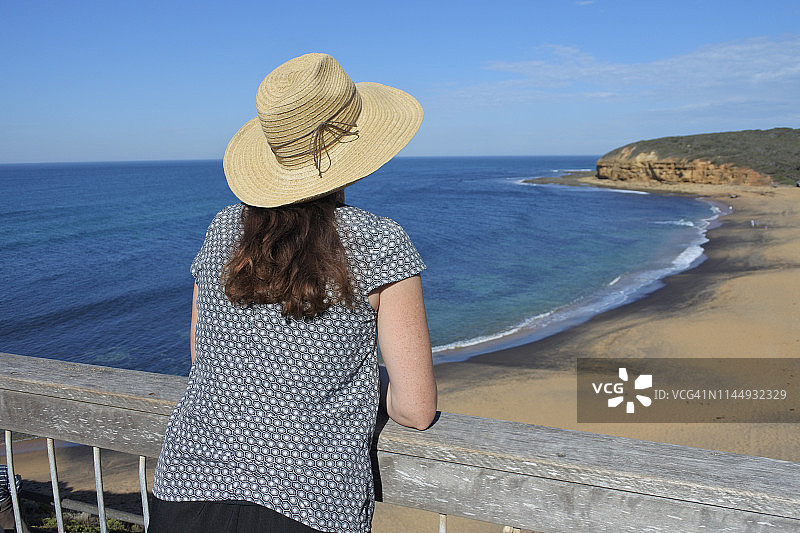 在海滩度假看风景的女人图片素材