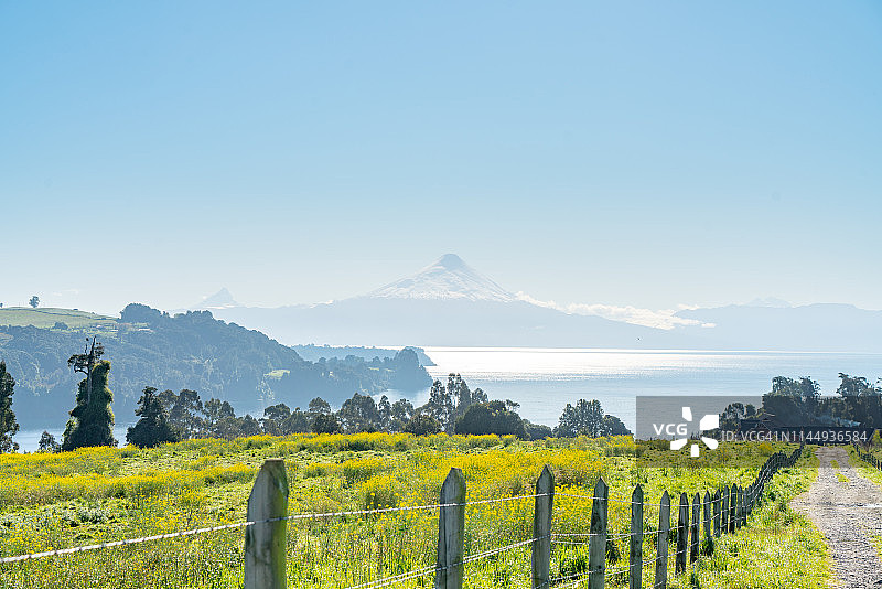 智利湖区：清晨的Llanquihue农场风光图片素材