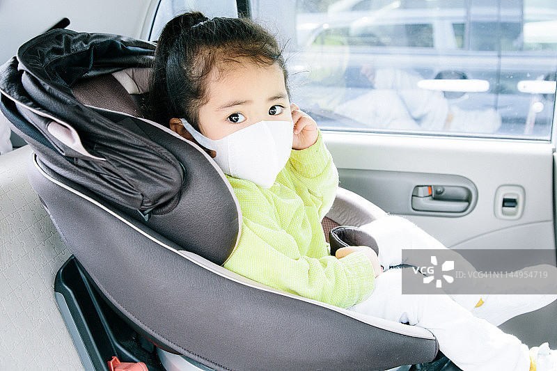 坐在儿童座椅上的女孩图片素材