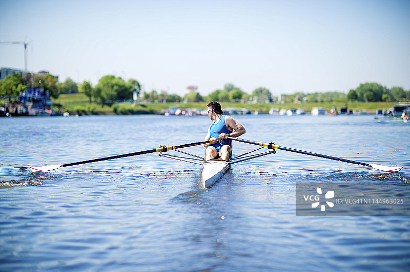 年轻男子皮划艇冲刺图片素材