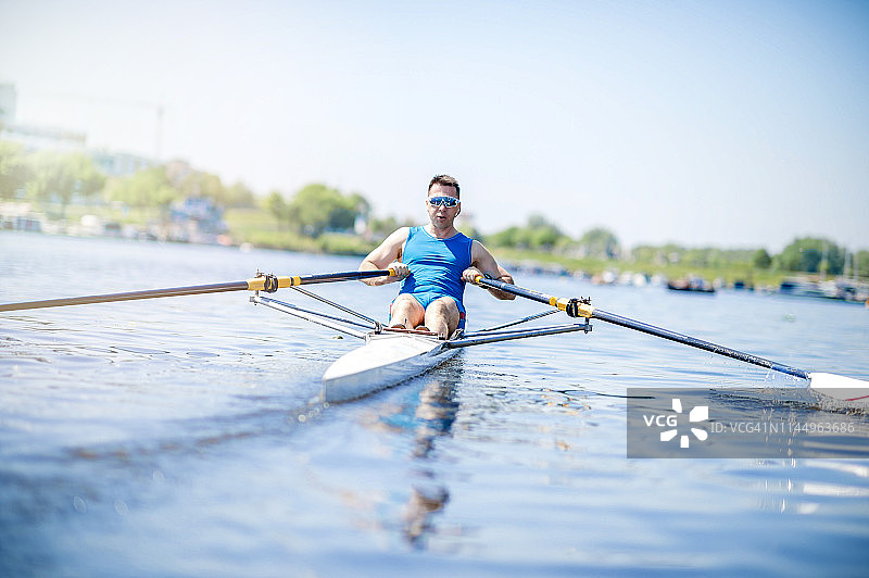 使用比赛用皮划艇进行体育训练图片素材