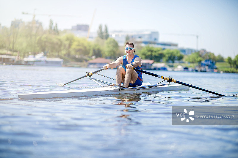 使用比赛用皮划艇进行体育训练图片素材