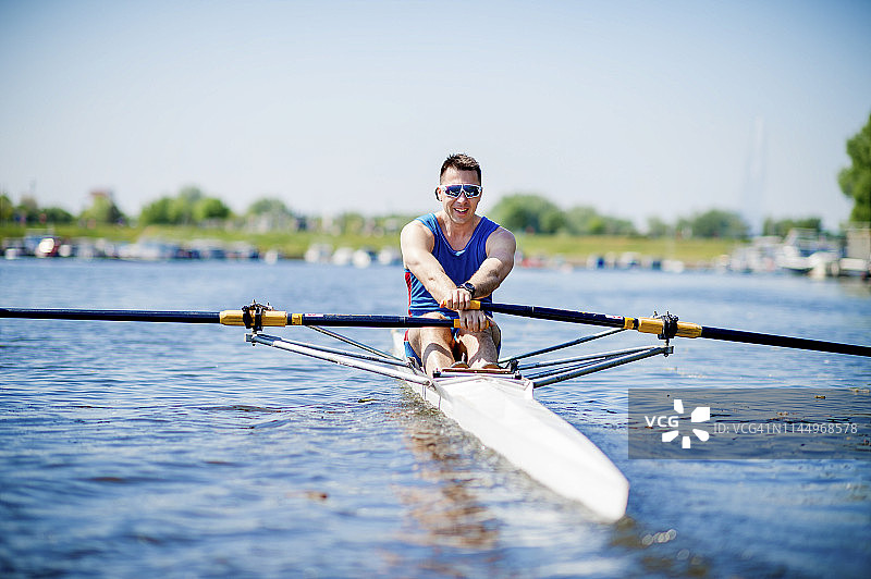 使用比赛用皮划艇进行体育训练图片素材