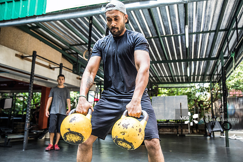 在户外健身房锻炼的泰国男人图片素材