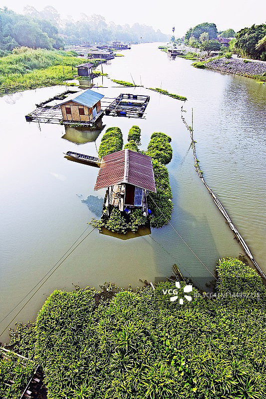 泰国乌泰他尼河上的渔夫棚屋图片素材