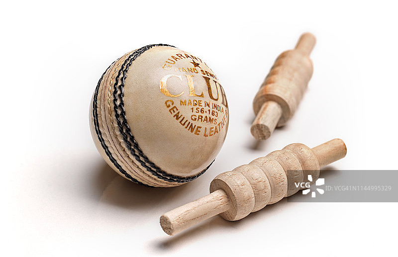 夜晚的白色皮革板球和球门图片素材