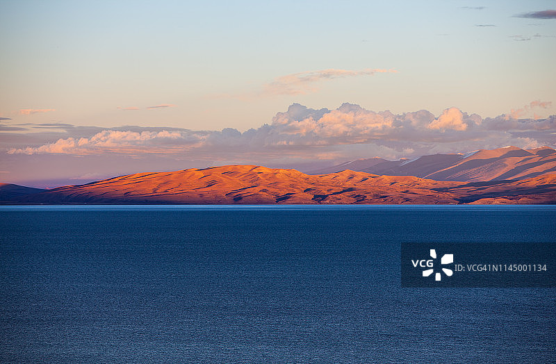 中国西藏玛旁雍错的日落图片素材