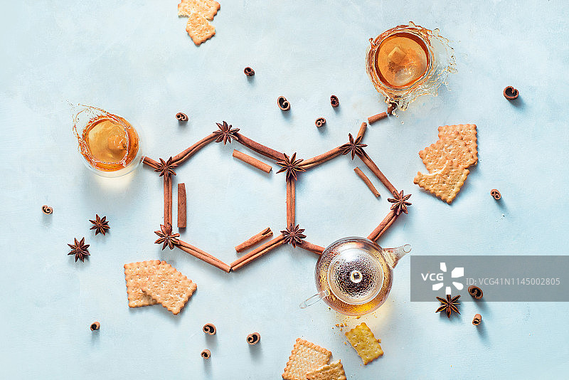 由肉桂和茶杯制成的血清素分子图片素材