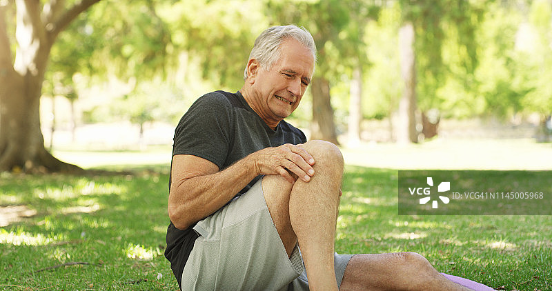 他的关节不如以前年轻了图片素材
