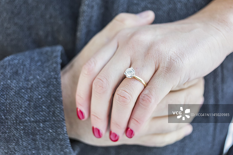 情侣双手紧握的钻石订婚戒指图片素材