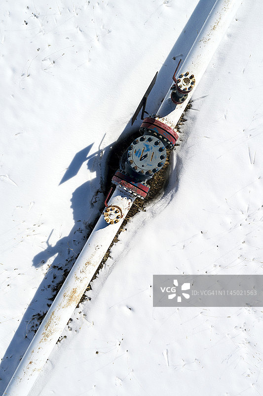 卡尔加里西部雪原中的管道航拍，含阀门和连接装置图片素材