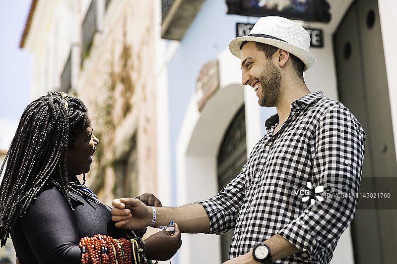 游客在萨尔瓦多佩洛尼奥购买一些邦芬丝带图片素材