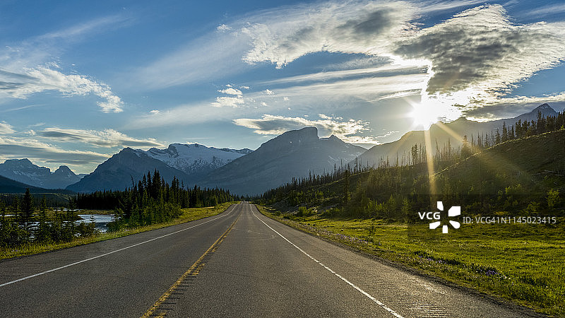 穿过崎岖的加拿大落基山脉的道路图片素材
