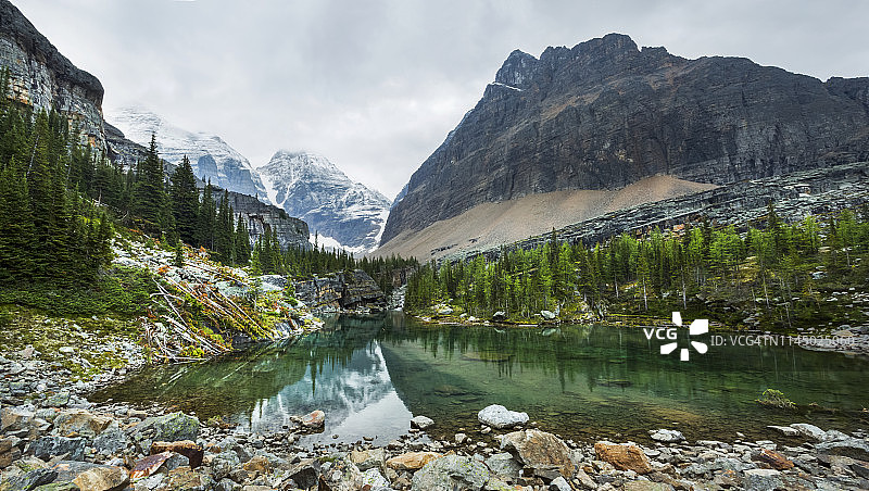 从幽鹤国家公园的奥哈拉湖徒步进入和离开奥伊萨湖图片素材