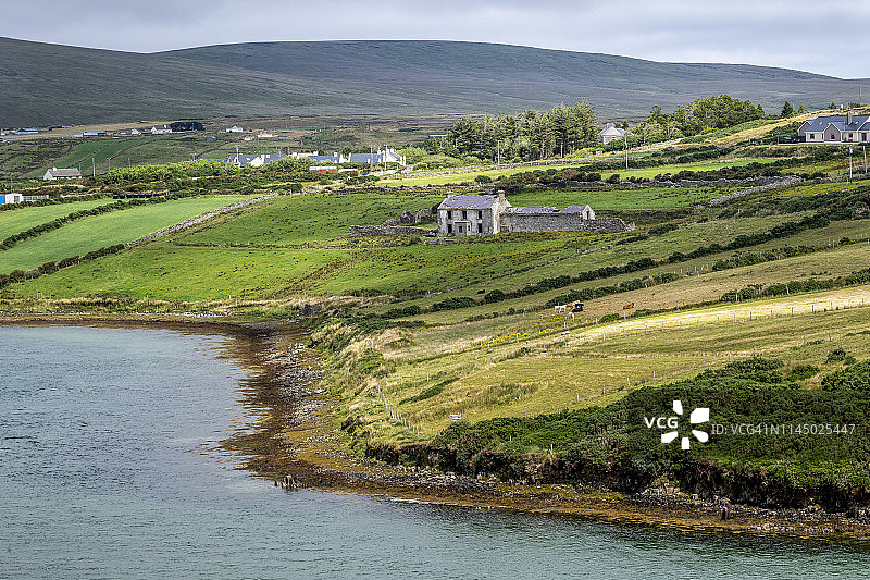 狂野大西洋之路的海岸线，有农田和房屋图片素材