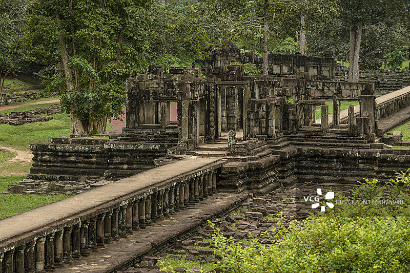 通往吴哥窟巴方寺遗址的石路图片素材