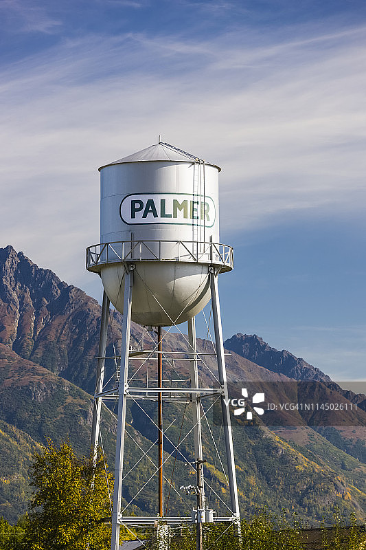 帕默市中心水塔与楚加奇山脉，阿拉斯加中南部图片素材