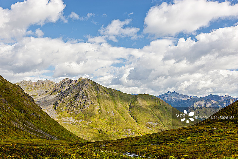 阿拉斯加中南部哈彻山口阳光明媚的苔原山脉图片素材