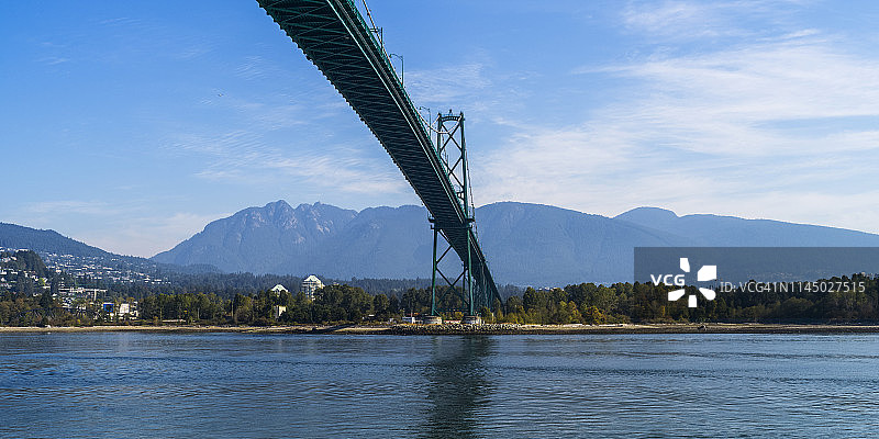 斯坦利公园的狮门大桥图片素材