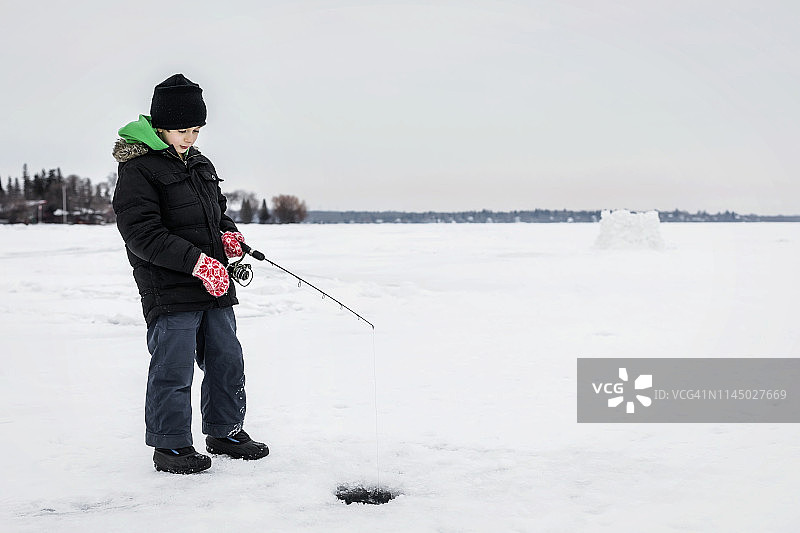 男孩在瓦巴蒙德湖冰钓耐心等待图片素材