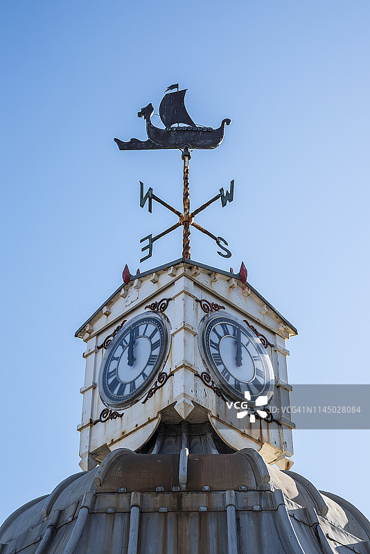 钟楼上的航海主题风向标，North Downs Way图片素材