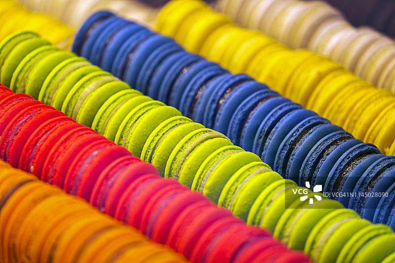 商店橱窗中一排彩色马卡龙特写图片素材