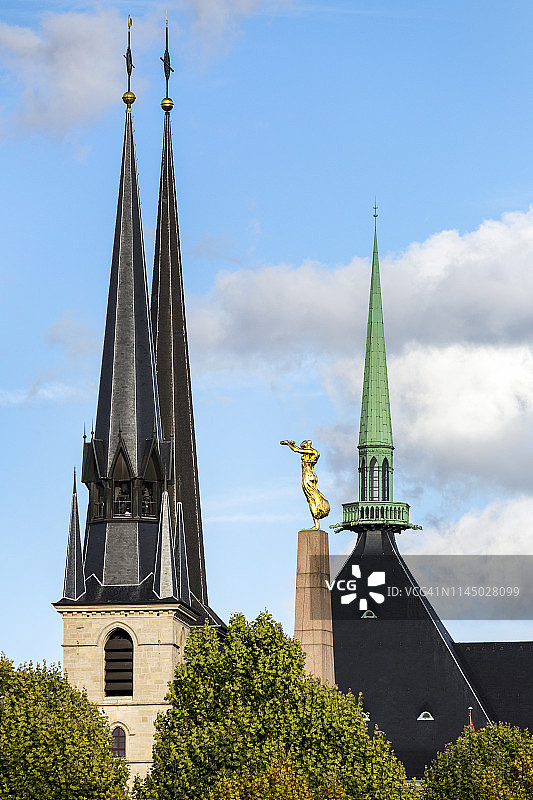 高高的教堂尖顶和金色雕像，纪念碑上的Gelle Fra图片素材