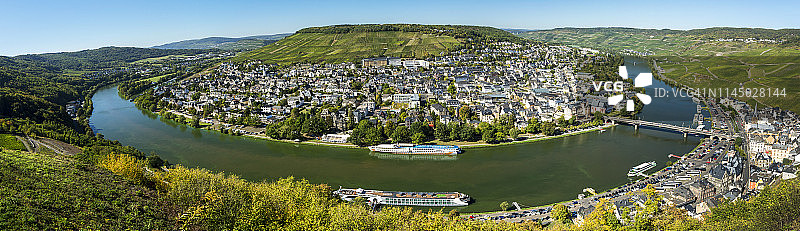 河畔村庄全景，陡坡上分布着山坡葡萄园，蓝天白云图片素材