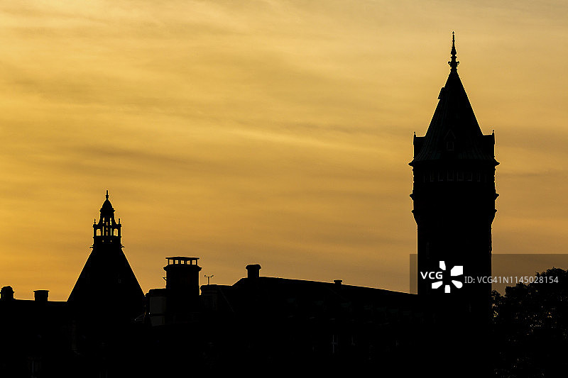 金色日落天空下的建筑群剪影图片素材