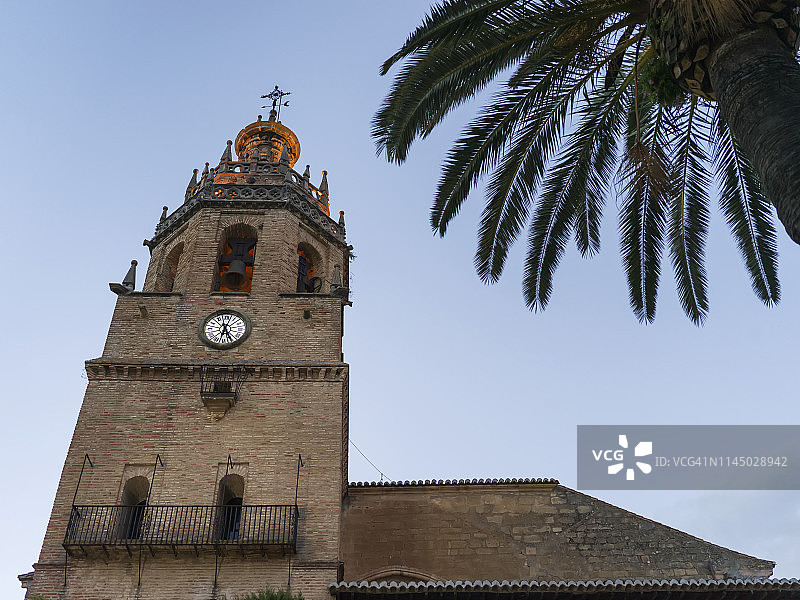 蓝天棕榈树前景下的教堂钟楼和时钟图片素材