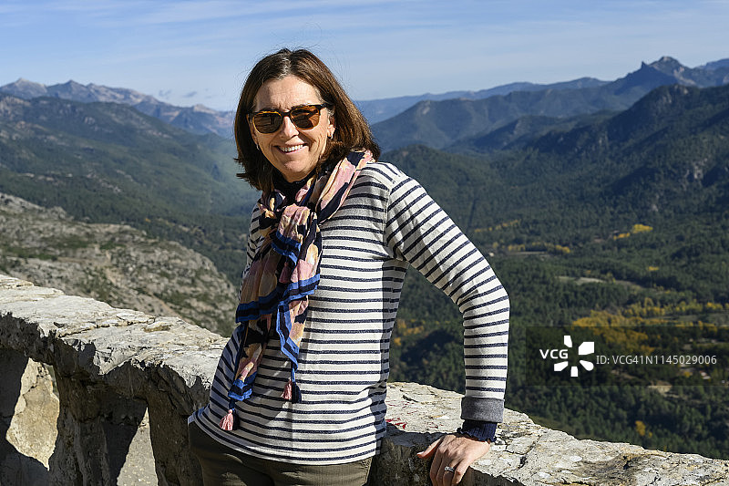 中年妇女在卡索拉山脉背景下对着镜头微笑图片素材