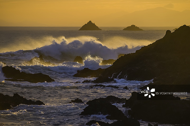 新西兰南海岸金色日落与海浪图片素材